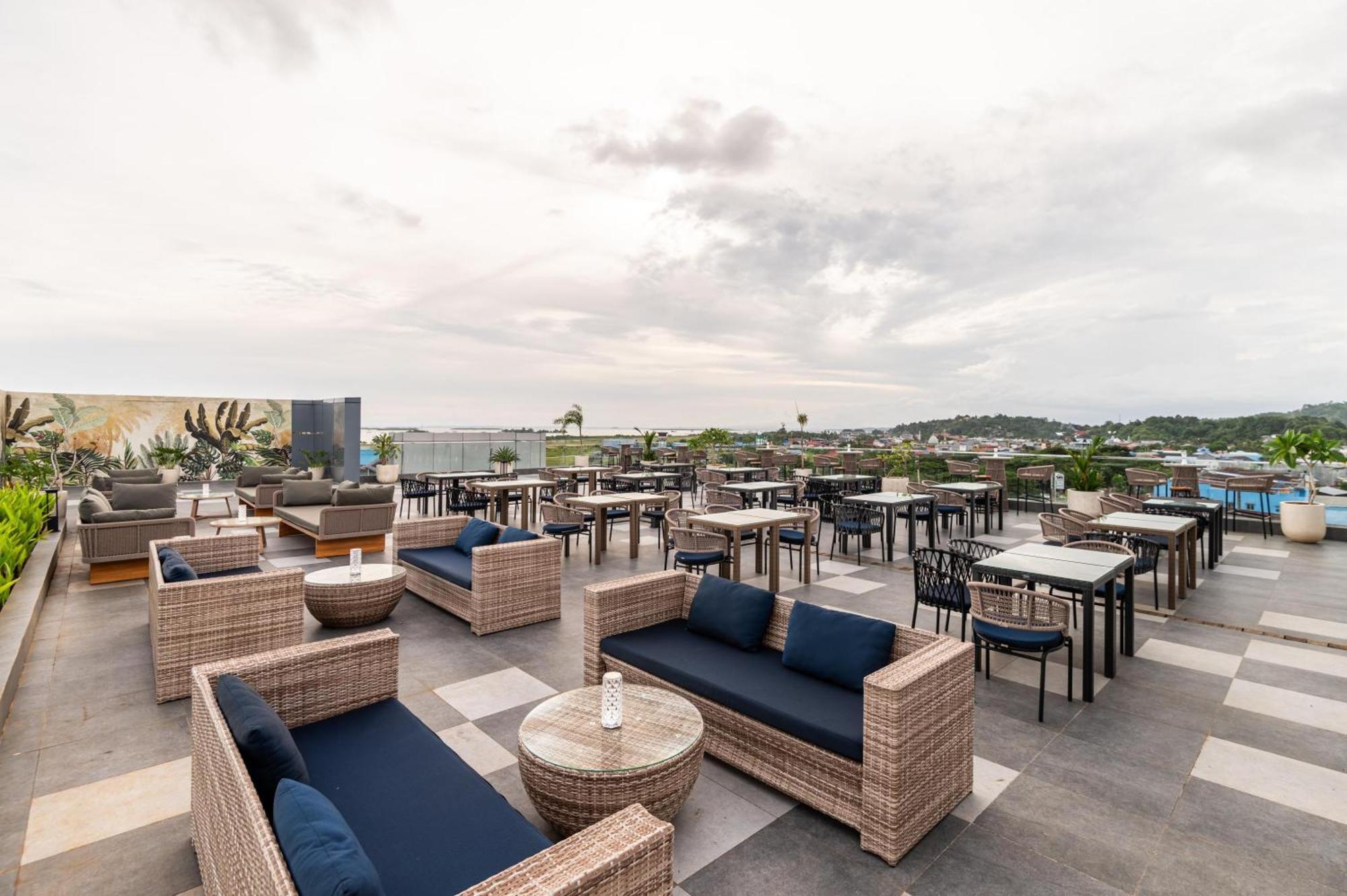 Aston Sorong Hotel & Conference Center Экстерьер фото